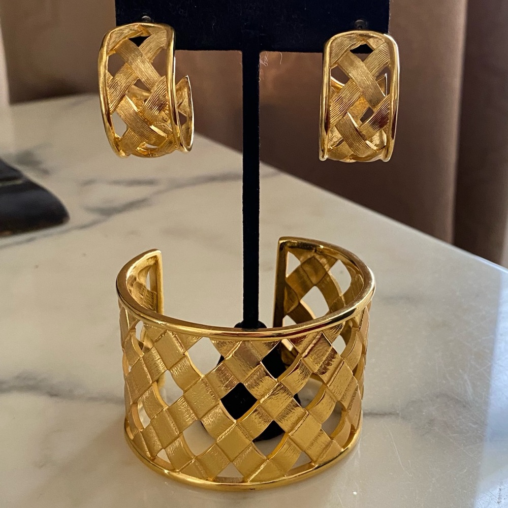 Joan Rivers Classic Collection Gold Basket Weave Bracelet & Earrings. Book Piece
